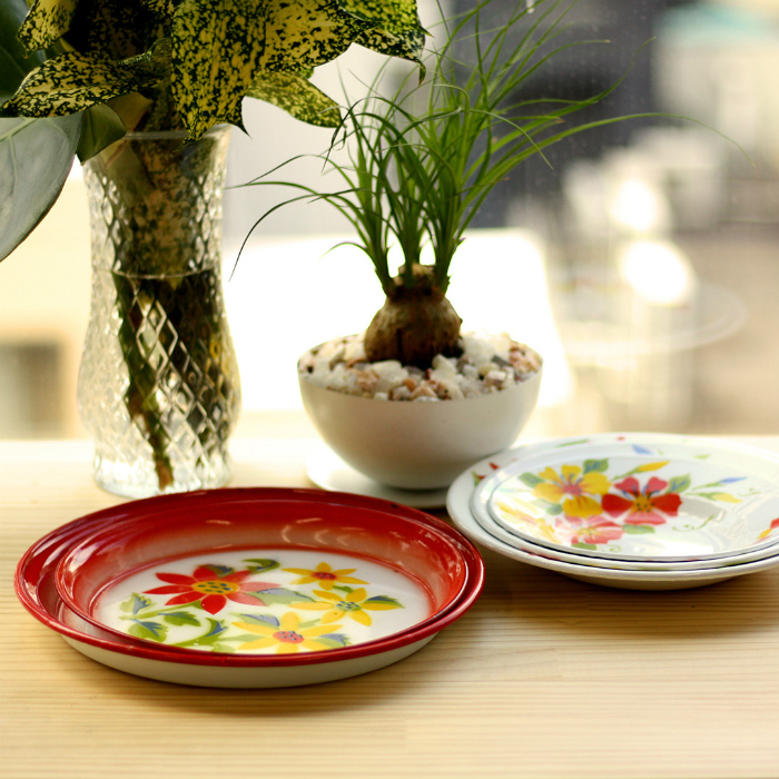【琺瑯ホーロー】タイ製ホーロー平皿　レトロ花柄　赤（B/25cm）RABBIT BRAND