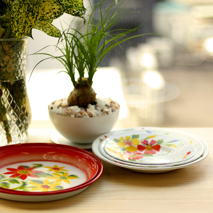 【琺瑯ホーロー】タイ製ホーロー皿 レトロ花柄 白（B/17cm）RABBIT BRAND