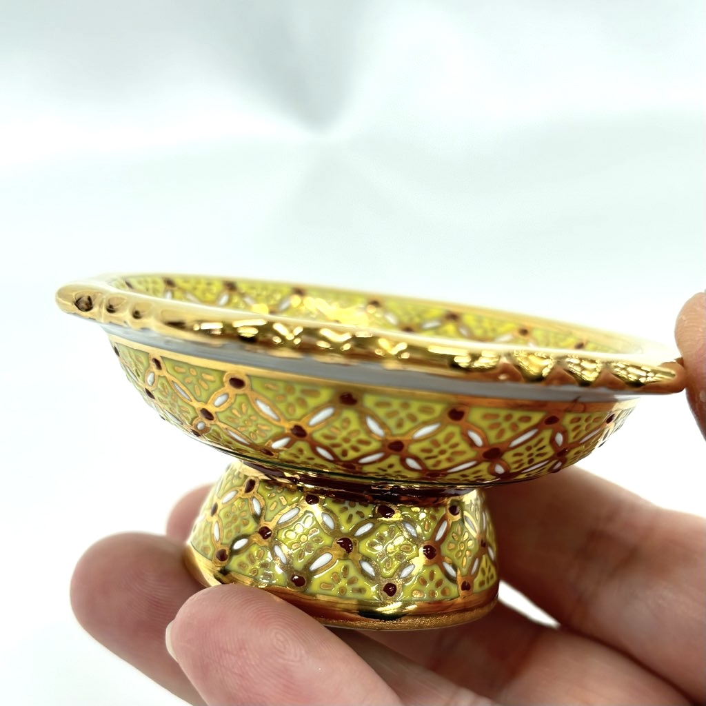 高台付きの小さなお皿