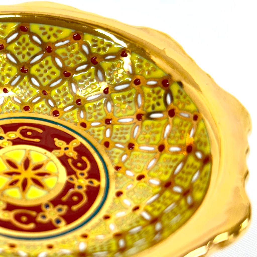 高台付きの小さなお皿