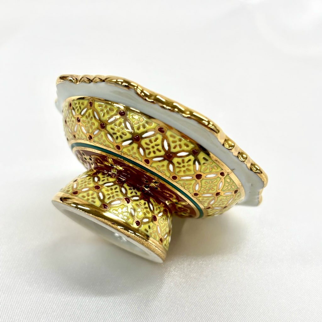 高台付きの小さなお皿