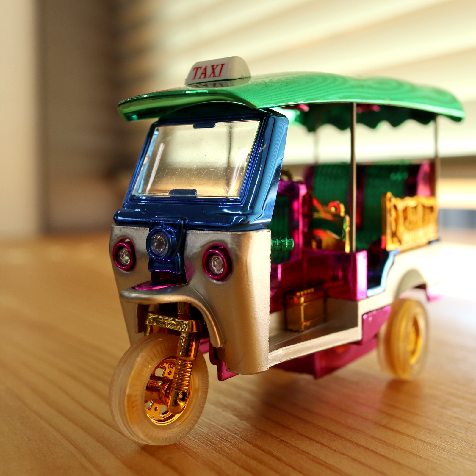 トゥクトゥクの置物（カラフル:大）