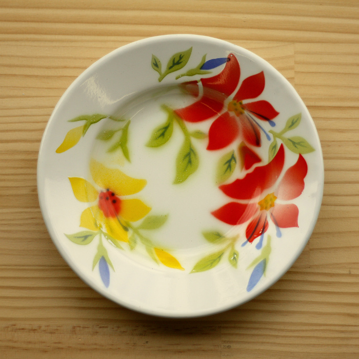 【琺瑯ホーロー】タイ製ホーロー皿　レトロ花柄　白（20cm/Mサイズ）RABBIT BRAND