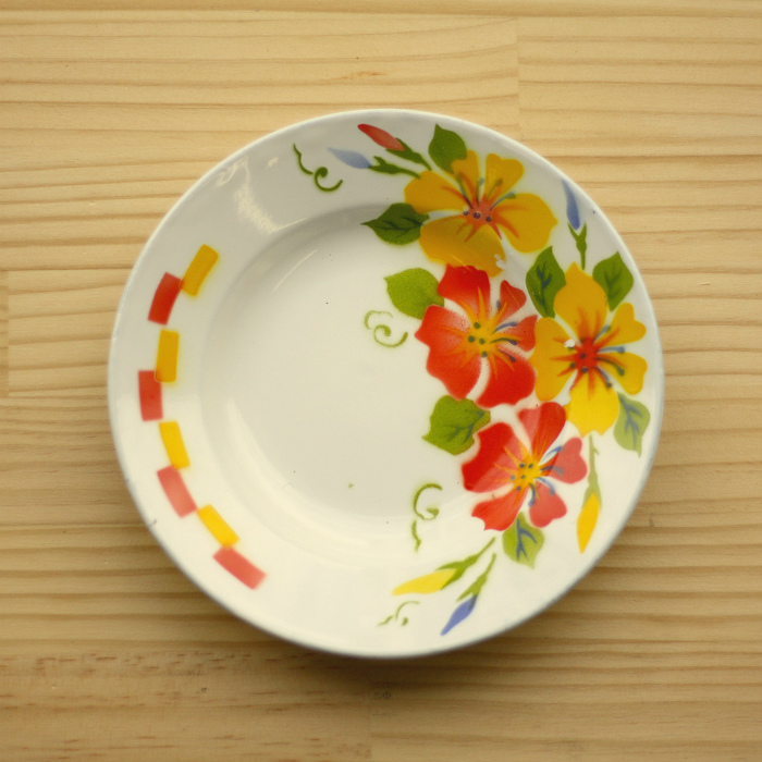 【琺瑯ホーロー】タイ製ホーロー皿　レトロ花柄　白（17cm/Sサイズ）RABBIT BRAND