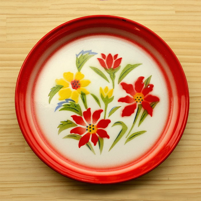 【琺瑯ホーロー】タイ製ホーロー平皿　レトロ花柄　赤（25cm/Mサイズ）RABBIT BRAND