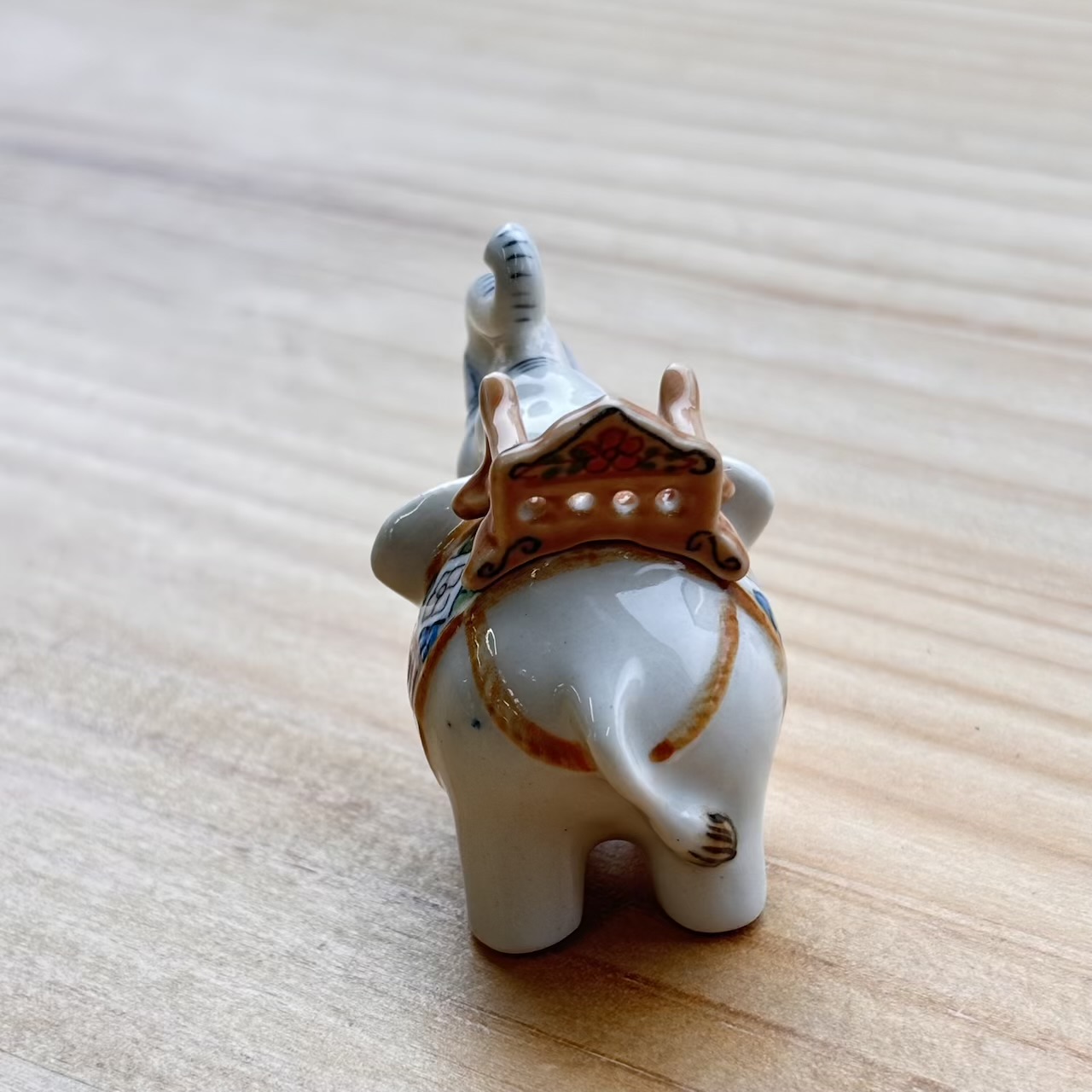 手のひらサイズのゾウの置物　B
