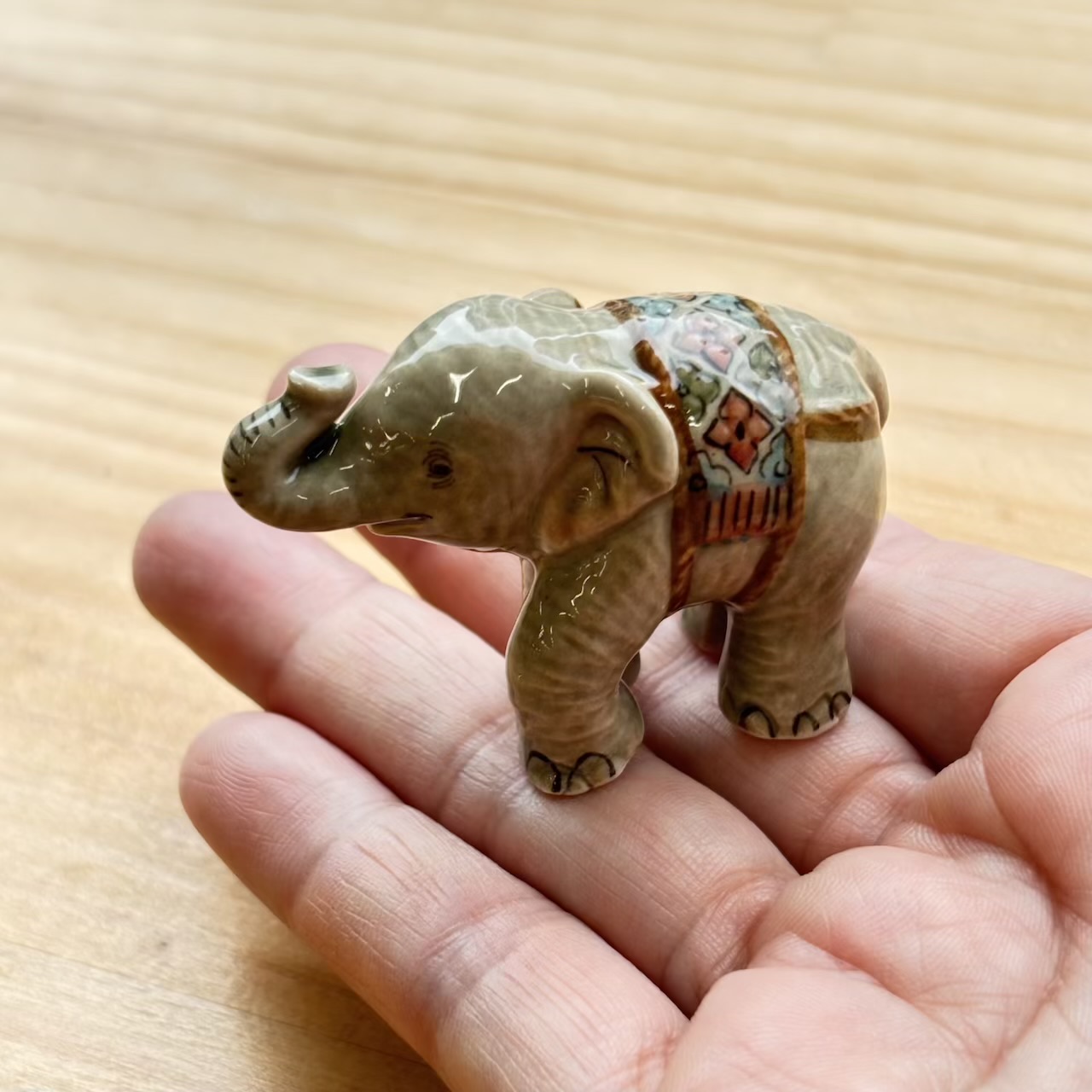 手のひらサイズのゾウの置物　C
