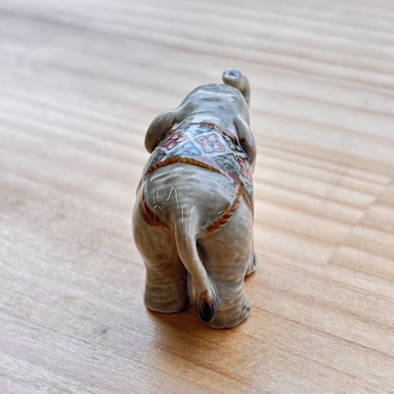 手のひらサイズのゾウの置物　C