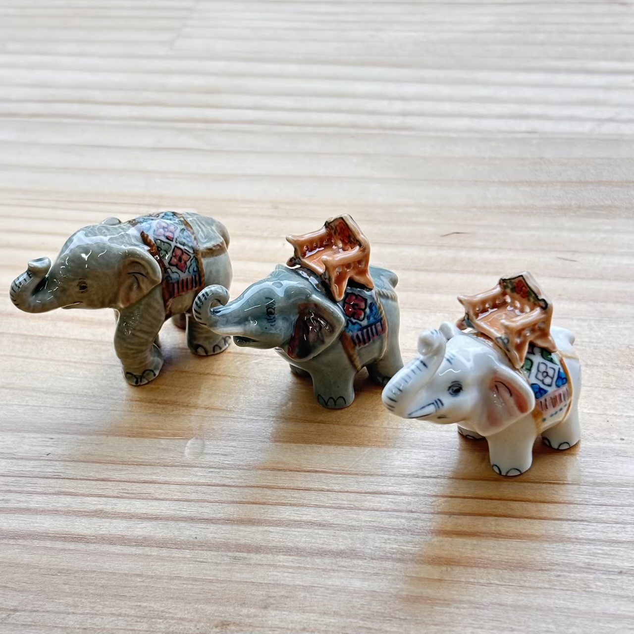手のひらサイズのゾウの置物　C