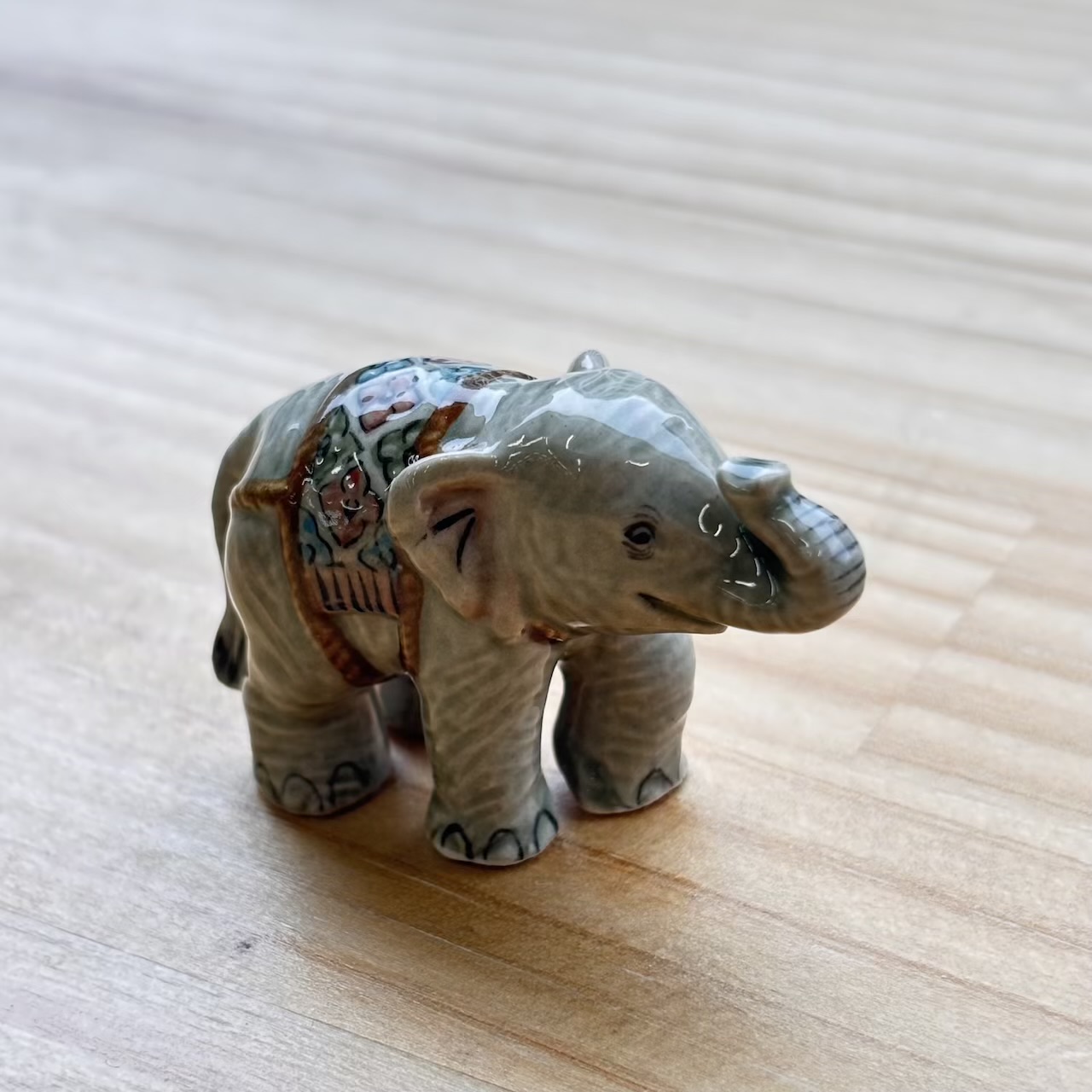 手のひらサイズのゾウの置物　C